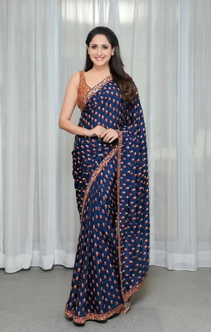 INDIAN ACTRESS PRAGYA JAISWAL STUNNING IN TRADITIONAL BLUE SAREE 3